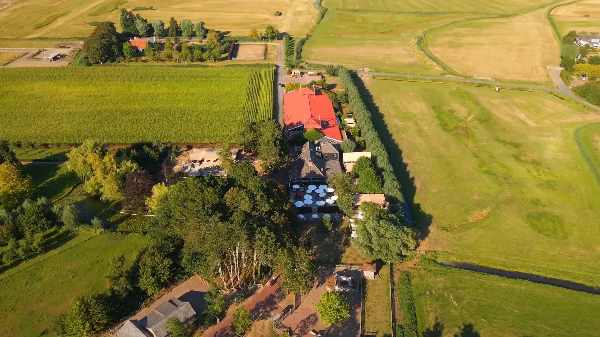 Drone-opname van landgoed Ruiterhuys in het gouden uur